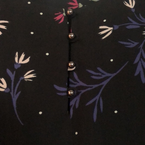 Reitmans flutter sleeve Henley top, floral print, 4 chrome button detail - Picture 3 of 5